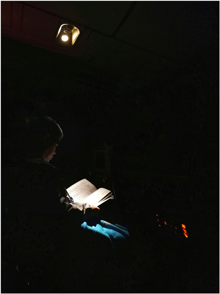 漆黑中,被一个读书的场景深深的吸引了,忍不住拿起手机…….jpg