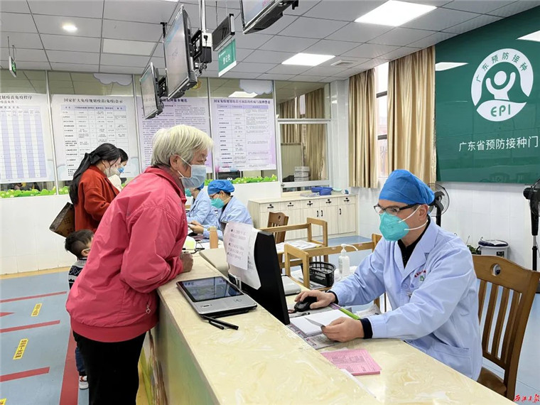 肇庆老年人积极接种新冠疫苗。西江日报记者 万涛 摄.jpg